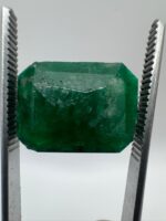 natural-swat-emerald-13-carat-front-view