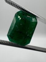 natural-swat-emerald-13-carat-front-view