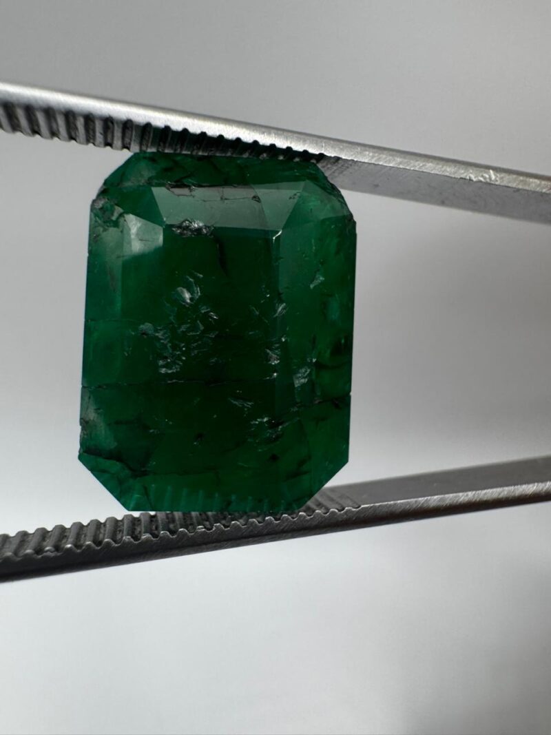 natural-swat-emerald-13-carat-front-view